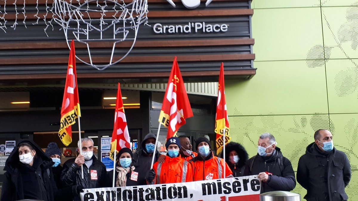 Grève des travailleurs du nettoyage à Carrefour : La police tente d'intimider les grévistes