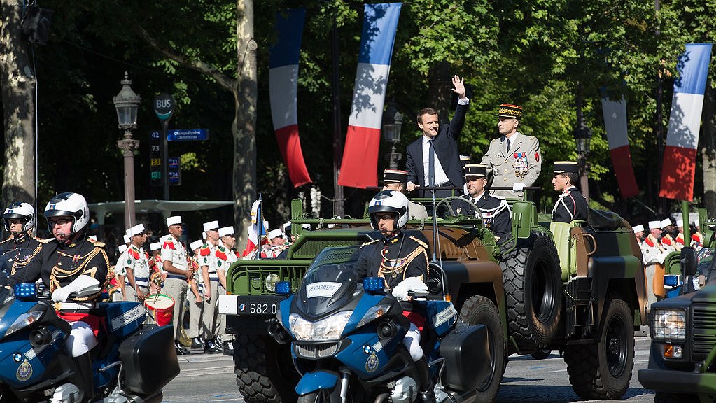 Illustration parler de paix pour préparer la guerre