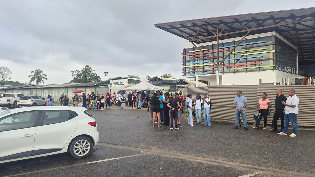 Illustration - collège Arsène Bouyer d'Angoma en grève