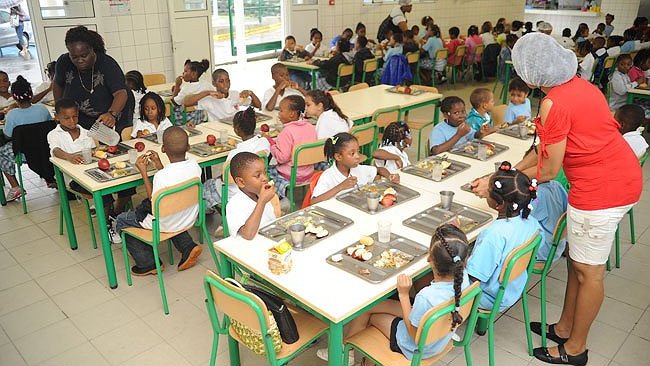 Illustration manque de places dans les cantines scolaires... Un scandale