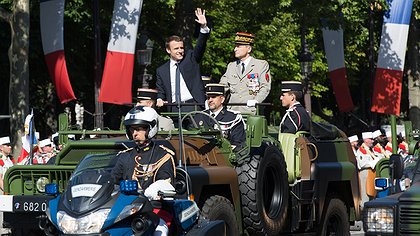 Illustration NE MARCHONS PAS DERRIÈRE LE CLAIRON QUI SONNE