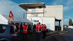 Illustration - la direction divise, la grève rassemble