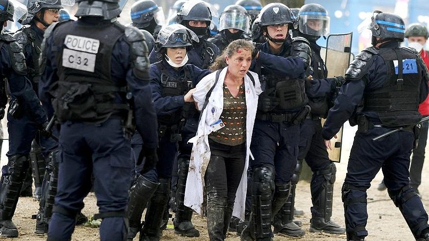 Illustration - qui sème le mépris, récolte la révolte