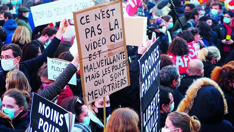 Illustration - la police couvre la police