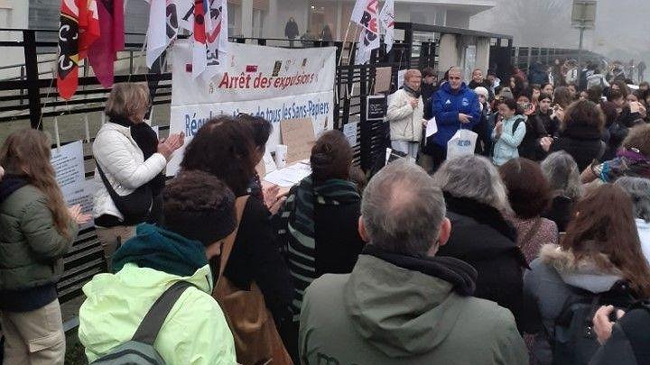 Illustration - enfants à la rue, parents  et enseignants solidaires