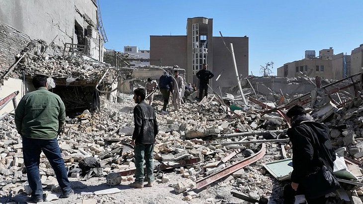 Illustration sous les bombes impérialistes et la dictature